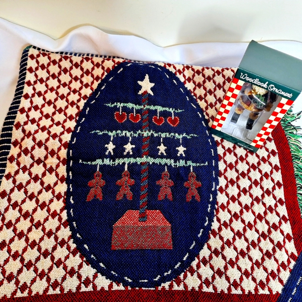 Vtg. Vicky Howard" The Cozy Christmas" Tabistry Afghan (Free Santa Ornaments)